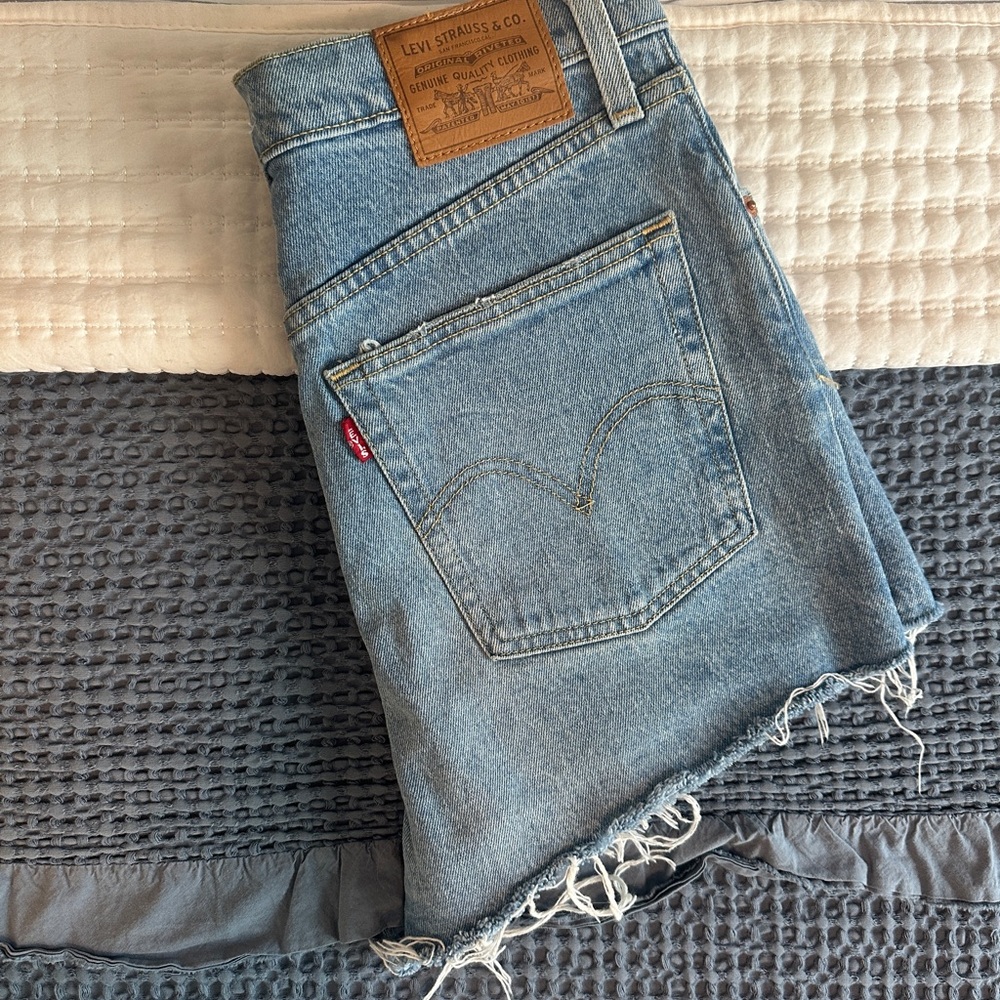Levi's Ribcage Denim Shorts (Size 29)
